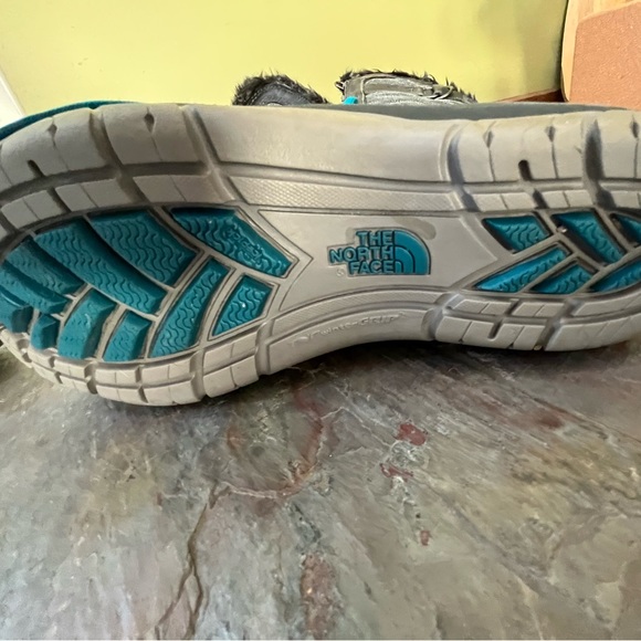 Great condition women The North Face winter boot.  Worn a handful of times. - Picture 3 of 3